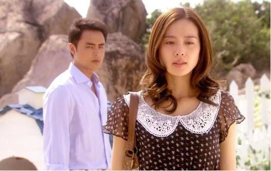 刘诗诗|刘诗诗当年差点嫁给他，如今身价上亿，却在陪妈妈摆地摊