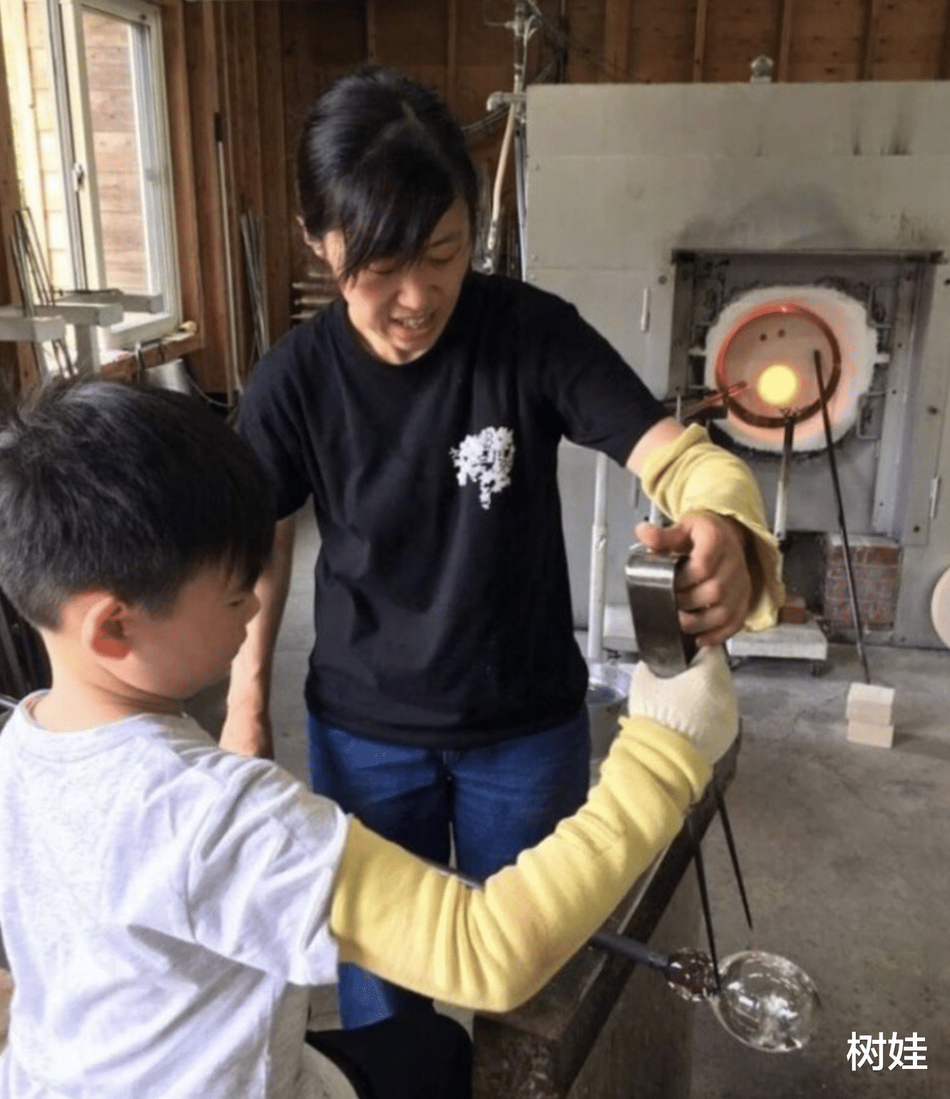 吕丽君|吕丽君携家人捧场女儿演出，11岁儿子罕见露脸，身材偏瘦手脚修长