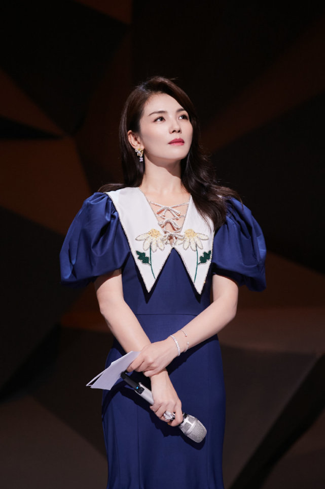 刘涛|刘涛转型太成功了！穿荷叶裙闪耀哥哥舞台，主持能力比佟丽娅都出众