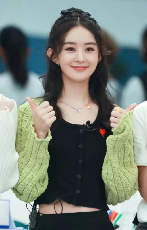 赵丽颖|赵丽颖越穿越娇嫩，牛油果撞针织衫性感又知性