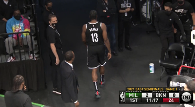 詹姆斯·哈登|太意外了!哈登开局23秒受伤!欧文当时都懵了:登哥你为啥站着不动