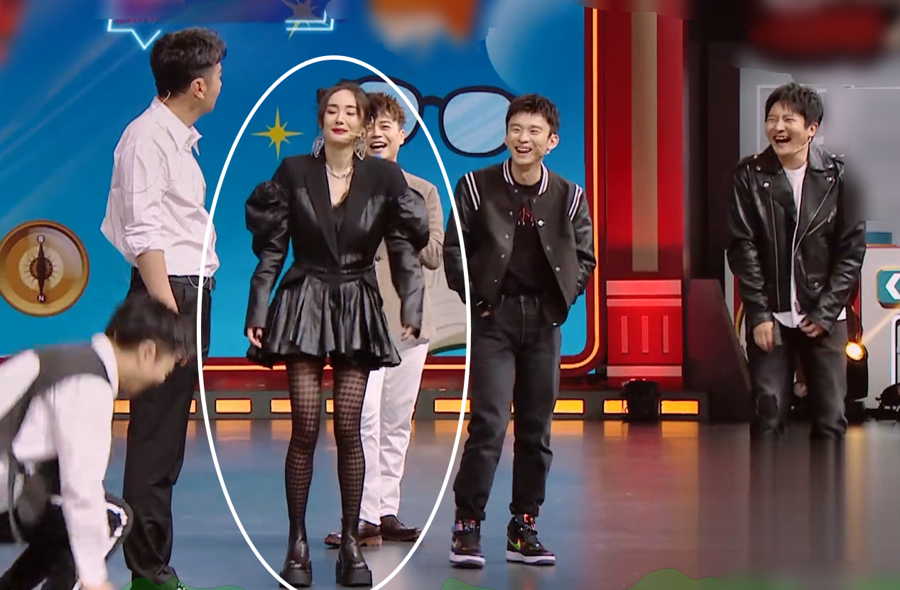 杨幂|《王牌》娱乐圈两大腿精同框，但看清杨幂腿型后，还是关晓彤赢了