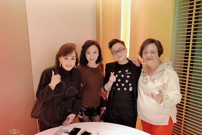 方脸妹说时尚|63岁“黄蓉”魏秋樺罕见参加阔太聚会,穿薄纱衣裙,老戏骨笑真甜