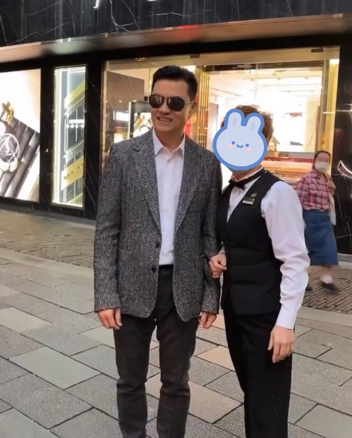 吕良伟|65岁吕良伟现身上海街头,独自出行无保安,工作后特意找女粉合影