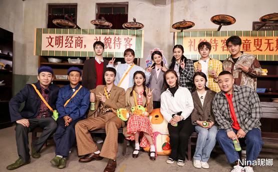 贾玲|贾玲150斤抗冻！穿卫衣半身裙出席首映礼好清凉，脖子三层肉快比脸粗