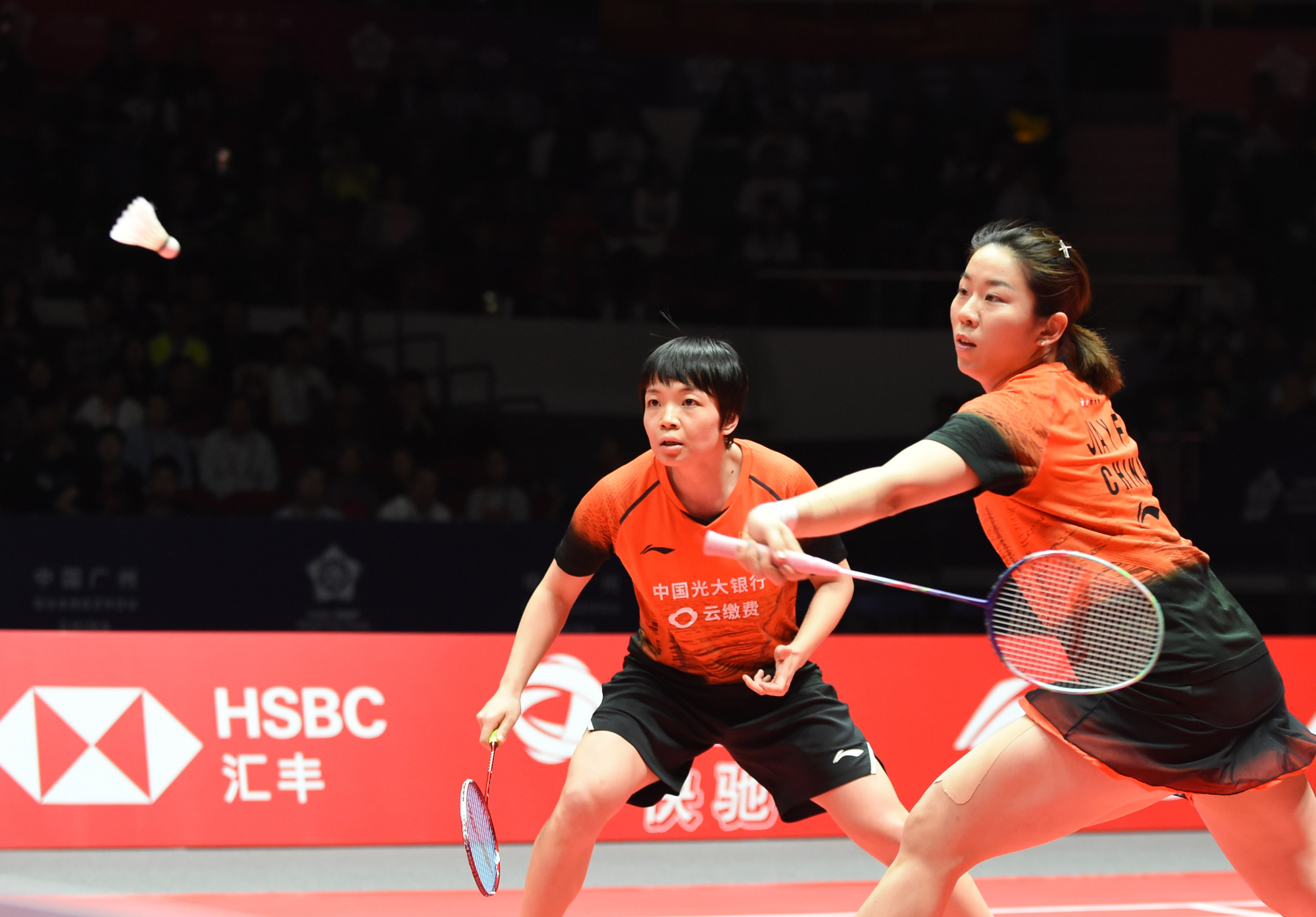 潮帮先生|“凡尘组合”失金牌相拥而泣，穿红白颁奖服眼含热泪，太让人心疼