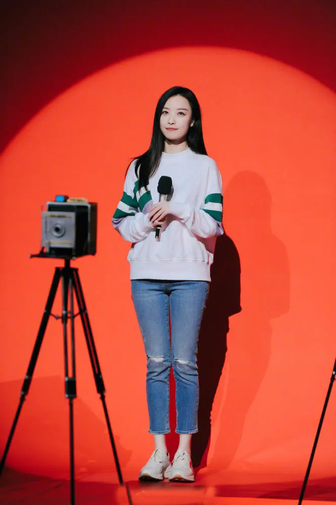潮帮先生|倪妮壕气走机场，1万多衬衫配7千多小白鞋，看似普通其实都挺高级