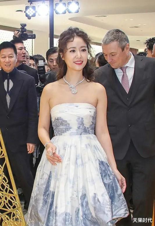天果时代|林心如“胖”点更好看，卷发配娃娃裙一副公主样，像个精美洋娃娃