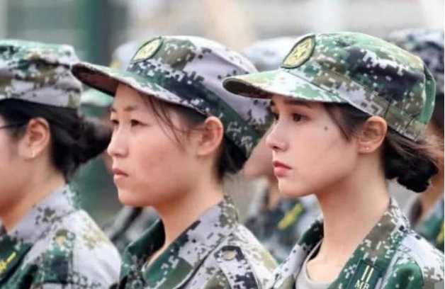 女大学生 女大学生军训照走红，多家公司排队签约均被拒，理由霸气给力