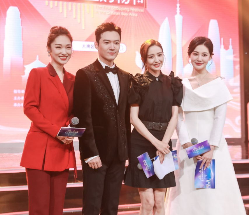 闲鱼有话说|佟丽娅的原装脸真耐看,生图下五官也精致,穿黑裙主持自信又温柔