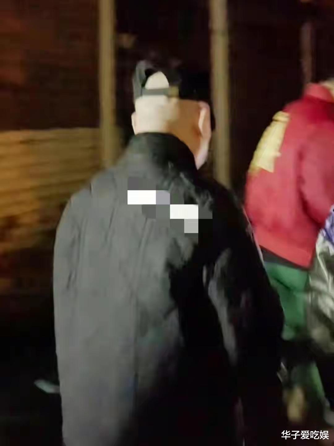 郭德纲|郭德纲微博金V被取消，48岁的他累得直不起背，李菁预言成真！