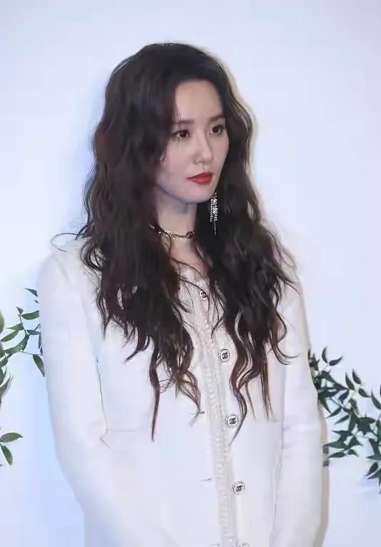 魏疆|香奈儿时尚活动！47岁周迅这张脸让人看楞，刘诗诗头发毛躁好老气，宋茜发福