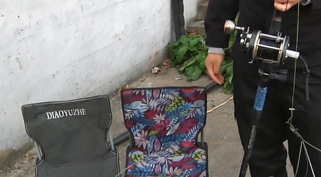 |烫手的偷钓人：退休老人的尴尬，钓不成跑不了，却难倒了执法人员