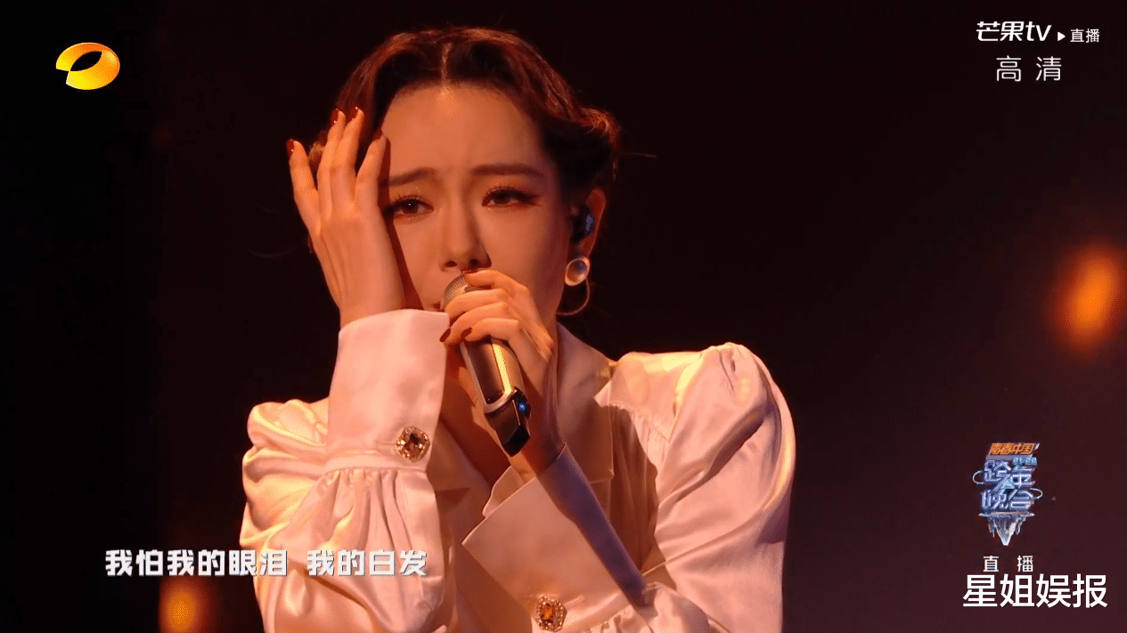 跨年|湖南台跨年：王一博胖了，龚俊唱得难听却自信，杨紫出场创收视高峰