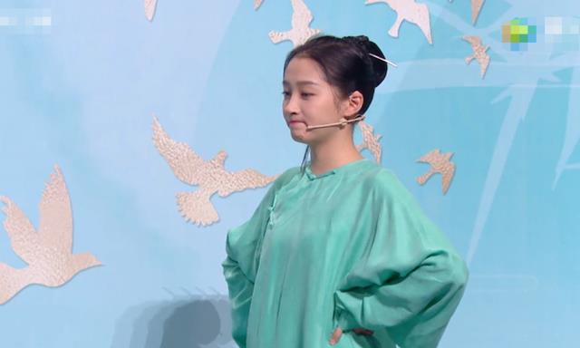 关晓彤|关晓彤被绊到扑向宋亚轩怀里，她的救场动作，堪称已有男友的典范