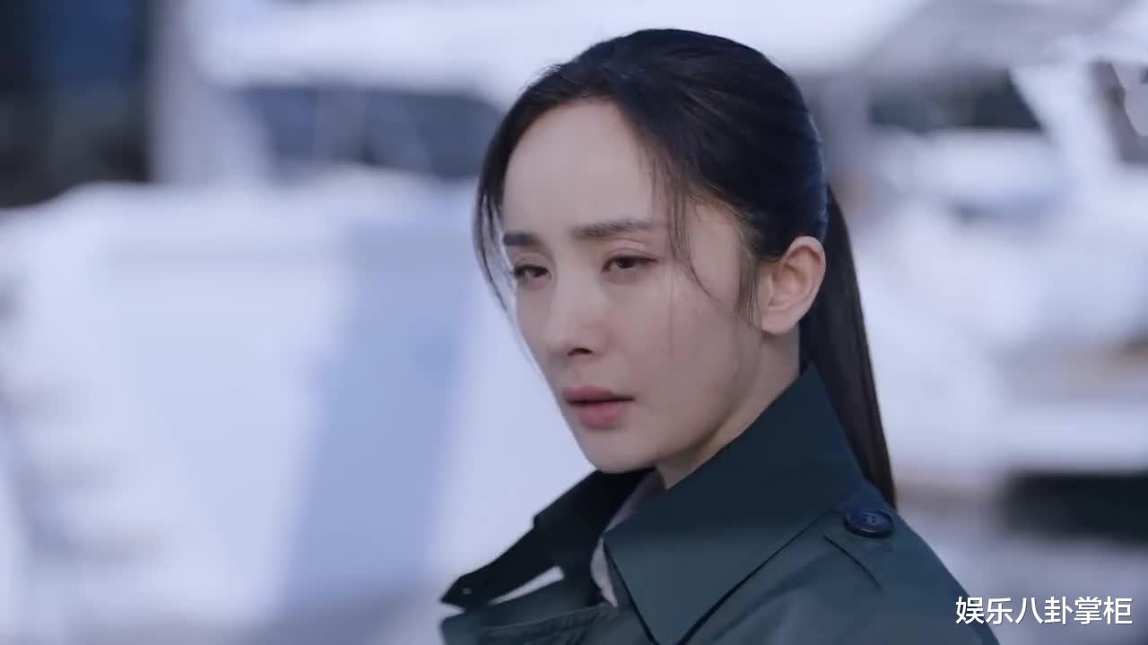 杨幂|杨幂遭粉丝抵制的背后：35岁的嘉行一姐，在事业瓶颈前很无力