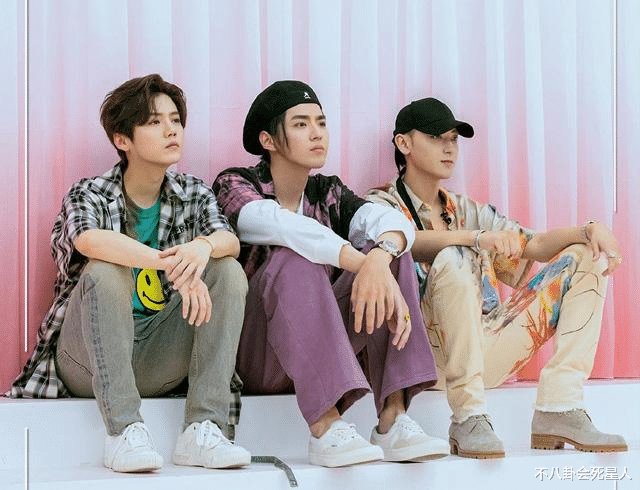 王一博|顶流男星颜值滑坡？千玺少年感减少，朱一龙显老态王一博脖子练粗