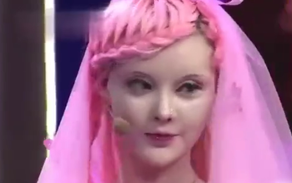 整容|“妈生脸”还是“整容脸”？芭比网红迪丽拉，吃饭却不敢张大嘴？