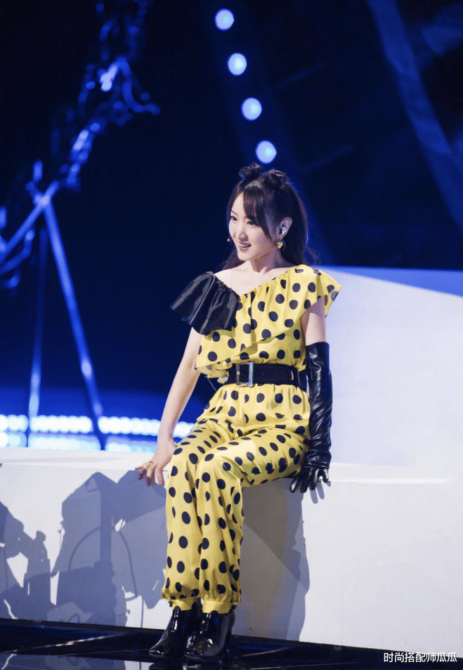 穿衣搭配|杨钰莹这次真不太美，“奶奶造型”压气质又沉闷，看着老十岁不止