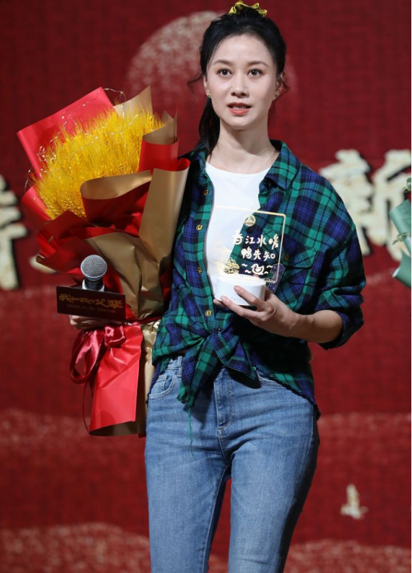 潮流前沿 43岁倪虹洁状态太好!把老土格纹穿出高级感,身材线条不输小姑娘