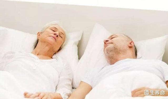 遵生养命 睡觉时突然腿抽筋，是缺钙了吗？提醒：这2个原因也别忽视！