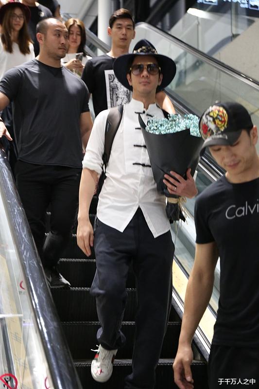 李依晓|网友:李靓蕾提到的2019年台湾小巨蛋的演唱会后逼自己离婚