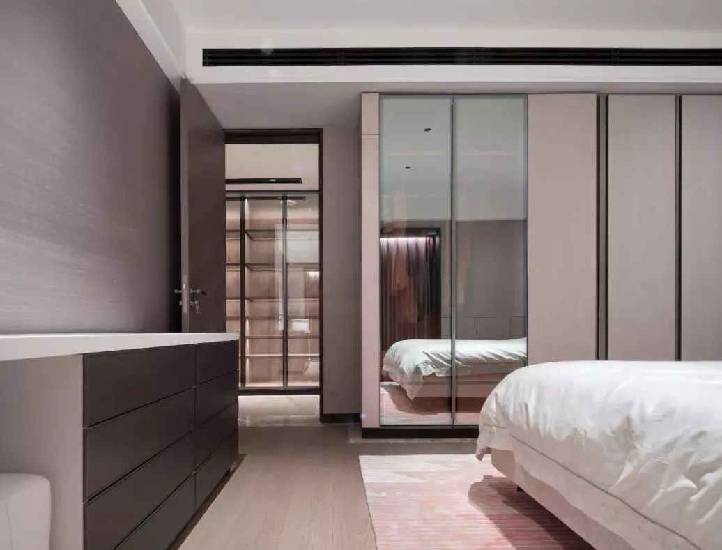 卧室别再做定制衣柜了，砌个墙这样装修，能省好几千