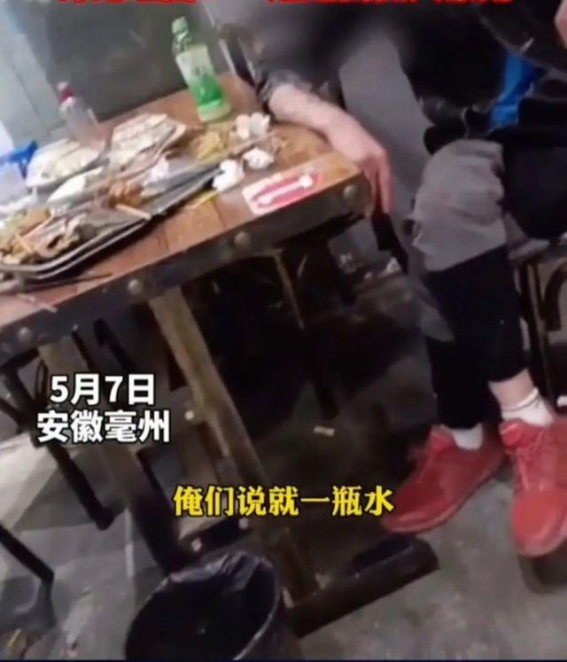 河南商报 男子吃烧烤拒绝付款，称“十块钱都不会付，这是我做人原则”！老板无奈选择报警