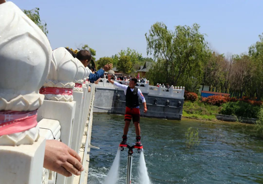 惠游泰安 快看！泰山天颐湖惊现“水上飞人”！