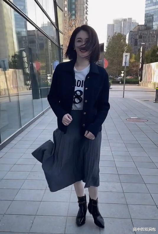 李小冉|45岁李小冉街头录视频！裙摆飞扬露出一截小腿，肤色白嫩十分娇俏