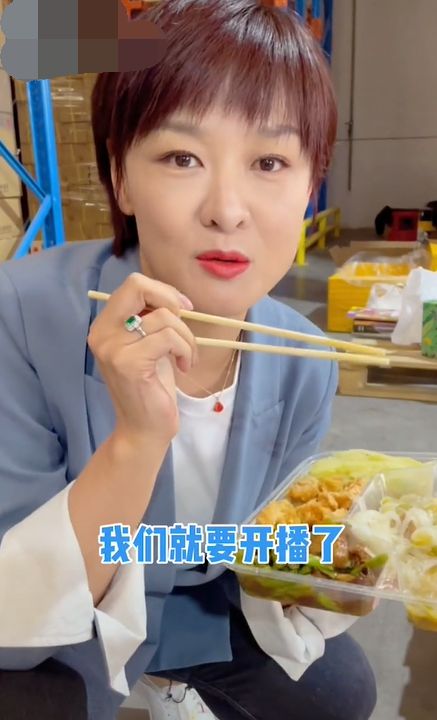 李小萌|前央视主持人李小萌，老公是谁已成谜，她女儿九岁啦，长相不及妈