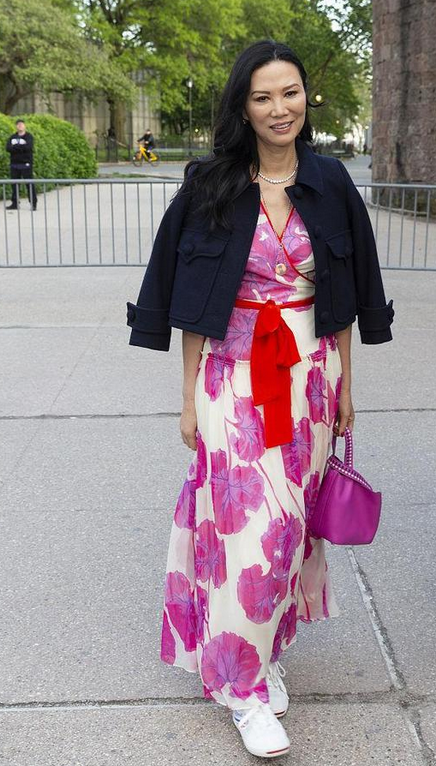 美人哒 服了邓文迪的审美，如此花哨的裙装都能穿出高级感，气质真不一般