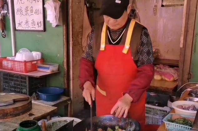 济南怪老头城中村开餐馆,只卖两个菜火了17年,不为发财只为糊口