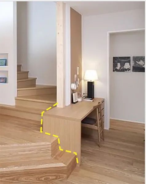 日本人楼梯的花样就是多，围着楼梯口打圈地台，人人都能有个小书桌！