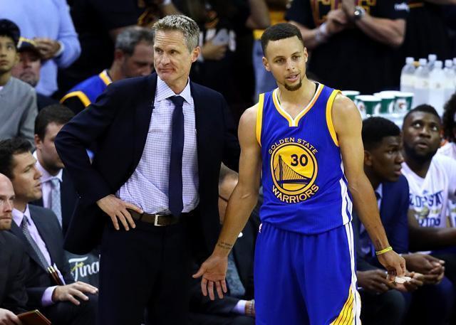 勇士队|再见MVP！再见季后赛！勇士加时输球，科尔真对不起库里