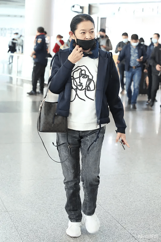 外套|62岁倪萍减肥成功真时髦，穿外套戴丝巾挎2千包走机场，皮肤发黄略显沧桑