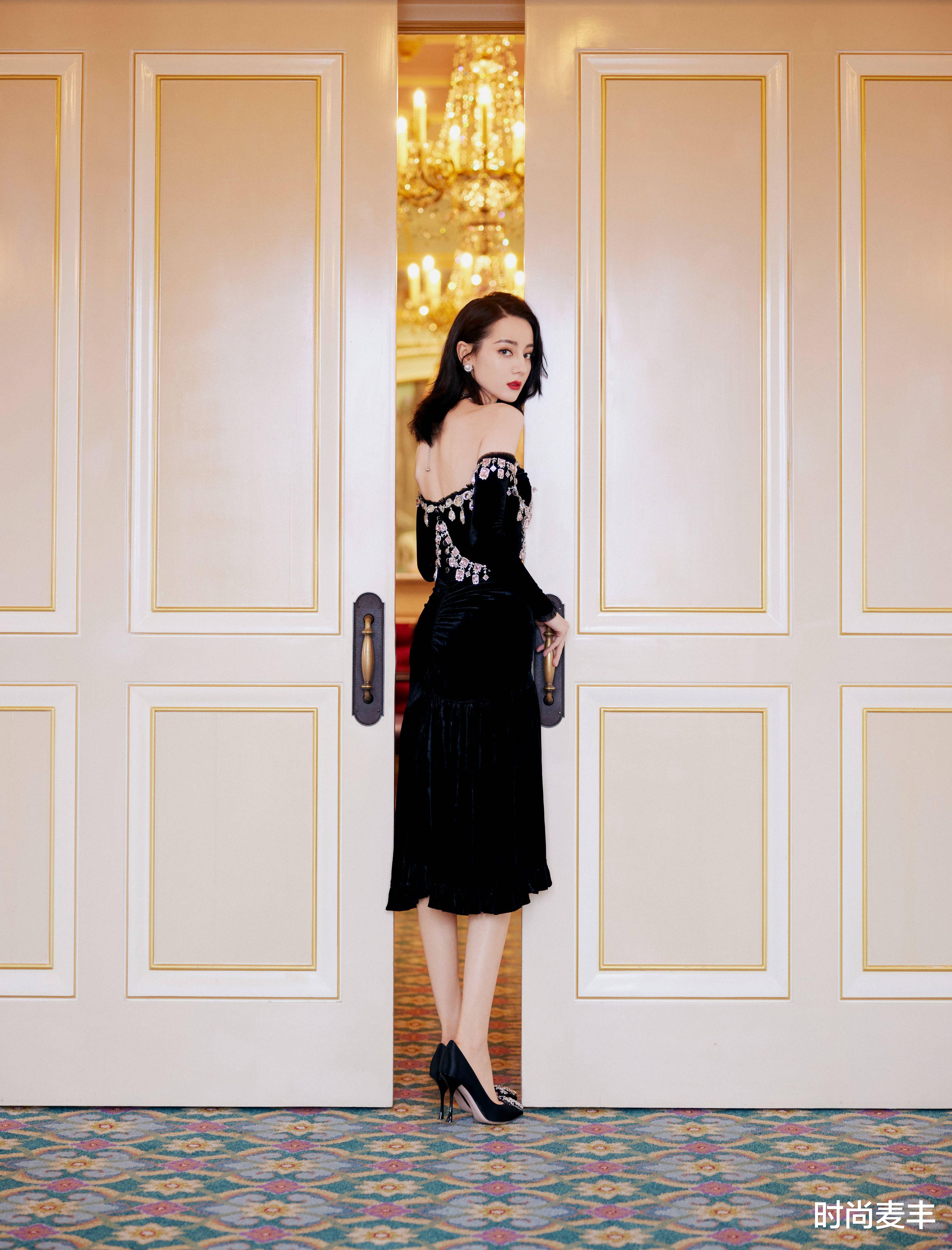 迪丽热巴|迪丽热巴红裙庆贺瑞丽26周年，深v连衣裙头戴花朵，五官超立体