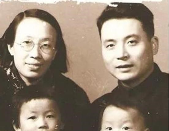 奶豆说育儿|民族英雄邓稼先,因辐射导致内脏受损,疼痛难忍在妻子的怀中离世