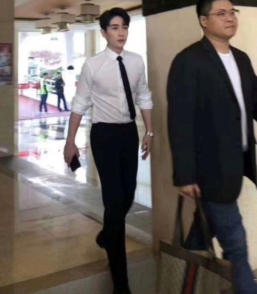 肖战|路人抓拍的明星，肖战颜值扛打，朱一龙大长腿，娜扎又美又飒