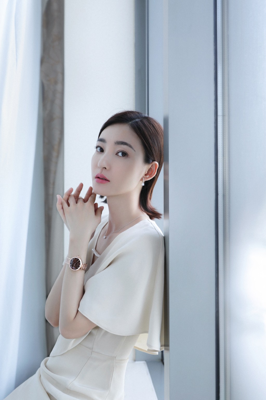 高晓松|王丽坤真会穿，穿白色连衣裙优雅大方，“波波头”发型减龄显脸小