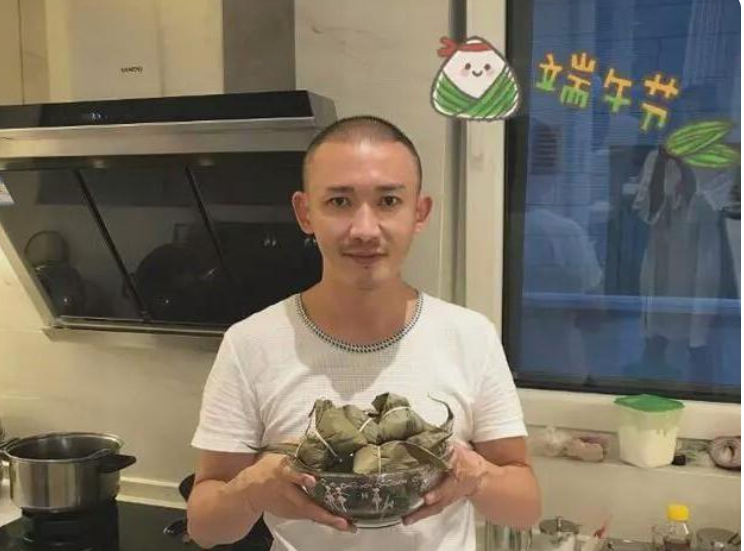 十万个家居为什么|聂远晒出自己的豪宅，餐桌上面还配备了转盘，日常伙食也太丰盛了