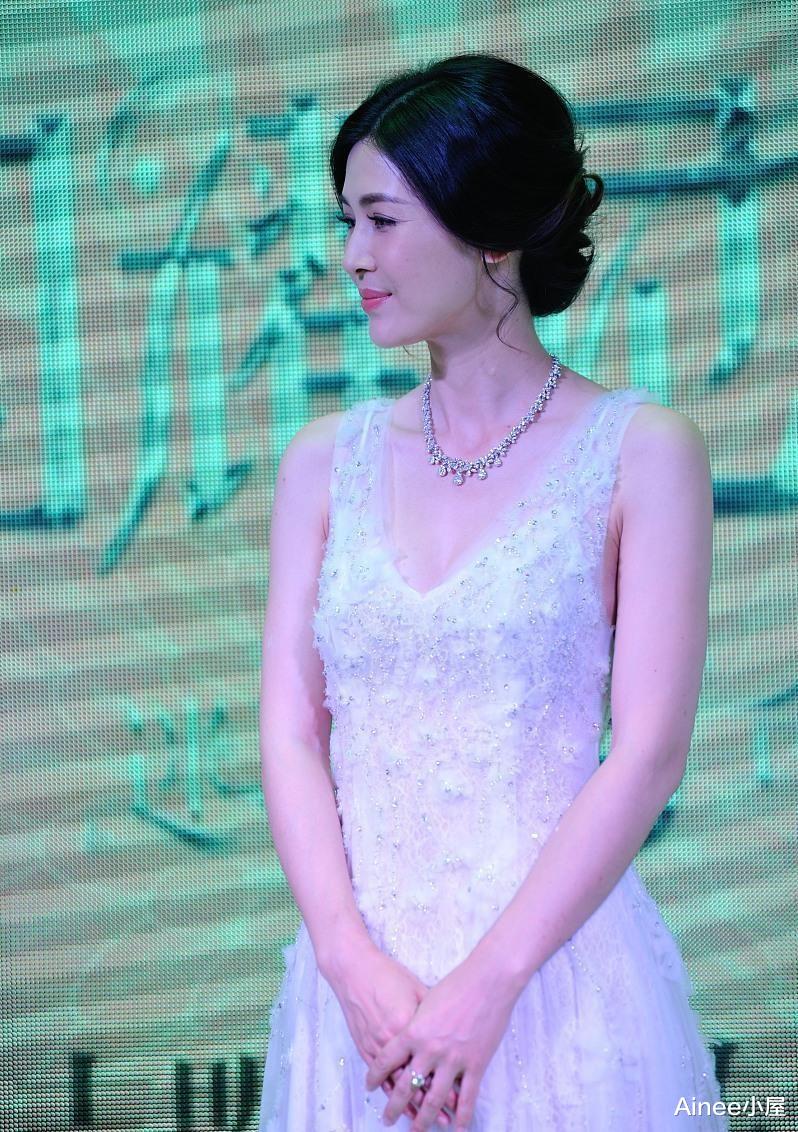 Ainee小屋 童蕾挺有女人味的，白裙上面镶亮钻好吸睛，清纯感与成熟感并存