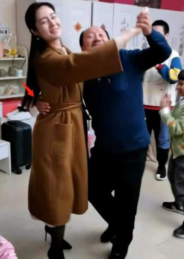 王小蒙|象牙山度假村开业礼，王小蒙热舞生图差距大，杨晓燕身材抢镜