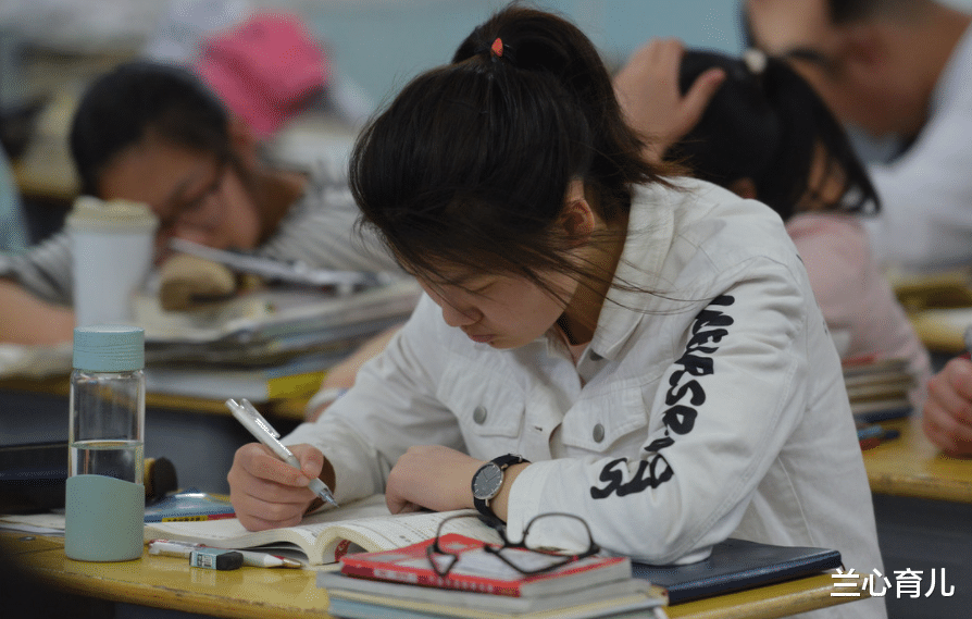 兰心育儿|资助的贫困女孩，高考只考了392分，该劝孩子复读一年吗？