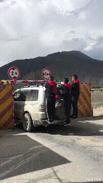 时光了了说说|“装完宽带小哥忘记关了，我帮他关上，相信他定会很感激我吧...”哈哈哈