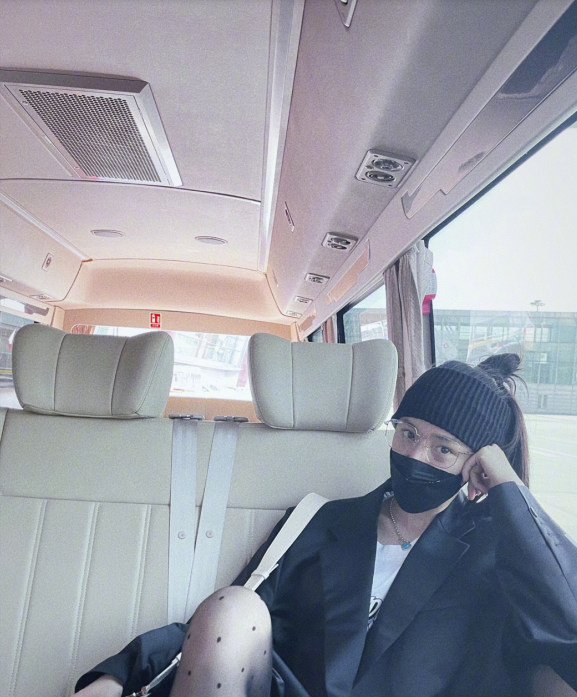 杨幂|杨幂发最新自拍照，引发众多粉丝喜爱