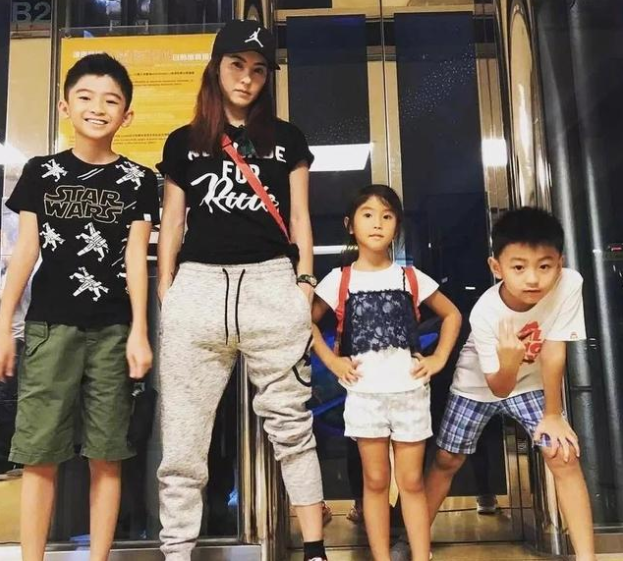 张柏芝|张柏芝晒近照：大儿子被误认为新男友，13岁已长成谢霆锋的模样