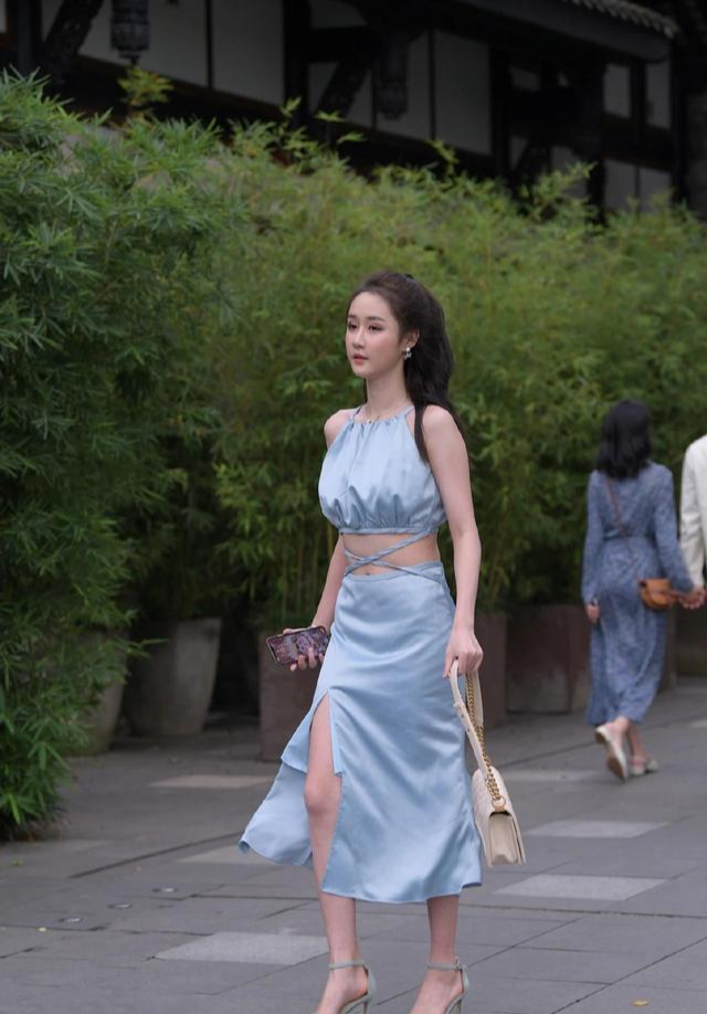 裙装|不够美丽,衣品来凑,这套“吊带+裙装”搭配,让您美不胜收