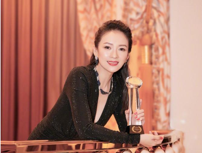 章子怡|章子怡大学旧照，一脸黑痣颜值崩塌，远不如同班的袁泉、梅婷