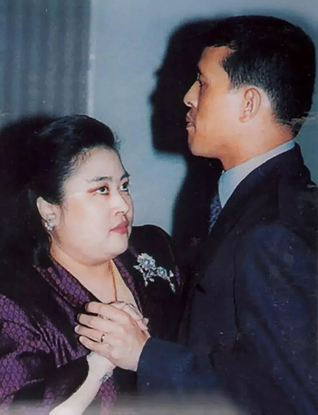 泰國風流王儲和不同老婆共舞，表情很耐人尋味！-圖2